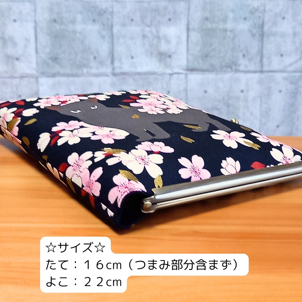【マルチがま(M+)】百華繚蘭の桜と黒猫|夜桜に誓う一途な想い。ファスナーポケット付き 御朱印帳 ブックカバー 手帳 トレカ チェキ 推し活 B6 通帳 お薬手帳