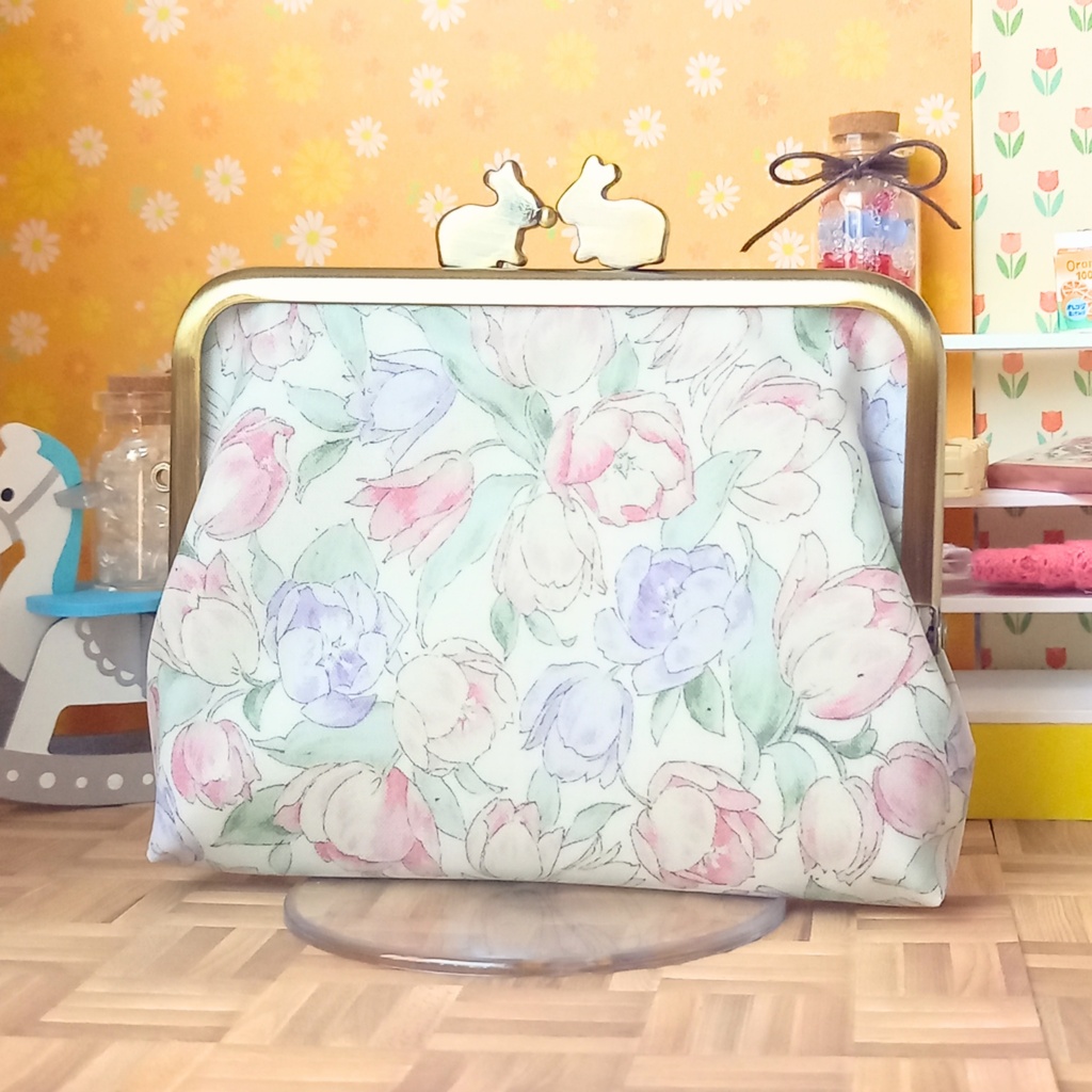 チューリップに夢みるうさぎ。親子がま口12㎝ラミネート財布・小銭入れ|花柄・グリーン|水に強いラミネート外布と爽やかなグリーンの内布|可愛いペアうさぎ口金のミニ財布|プレゼント