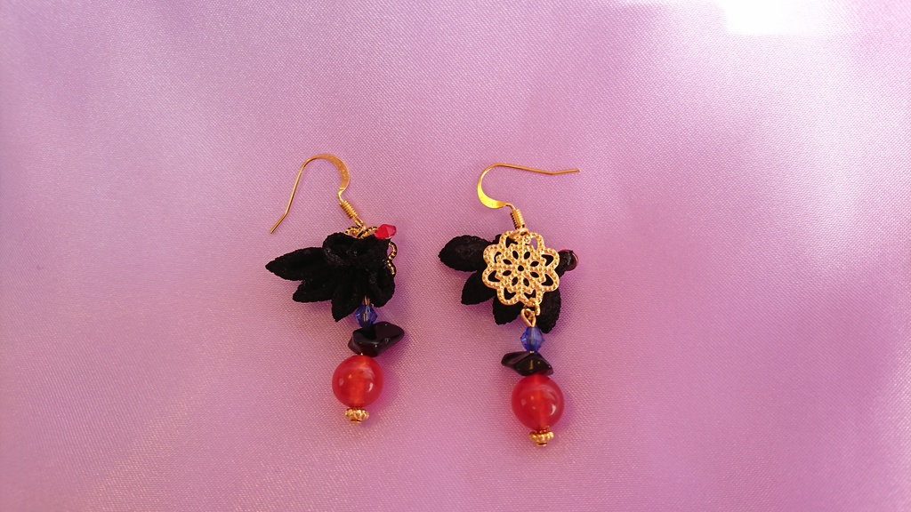 ツバサイメージつまみ細工ピアス(黒鋼)