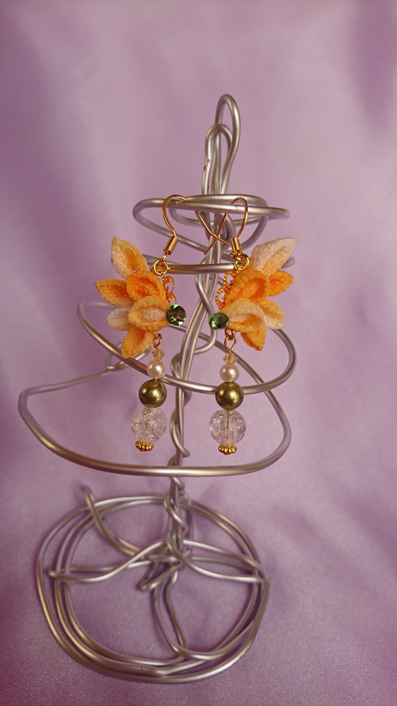 つまみ細工ピアス(翼) 3種類掲載