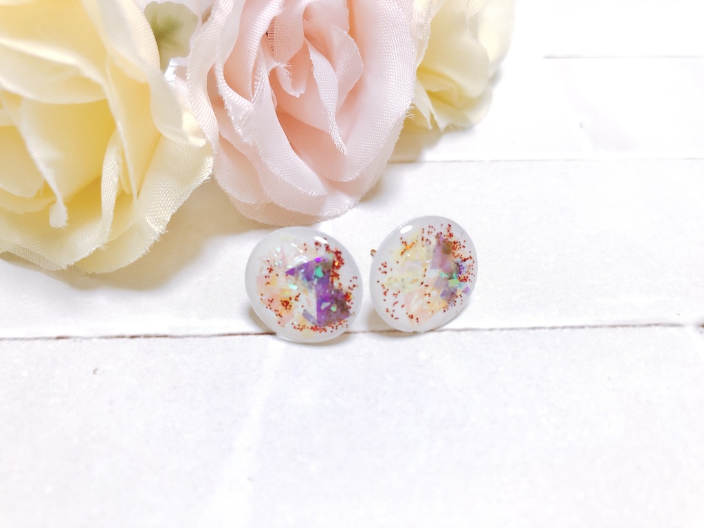 白基調キラキラピアス