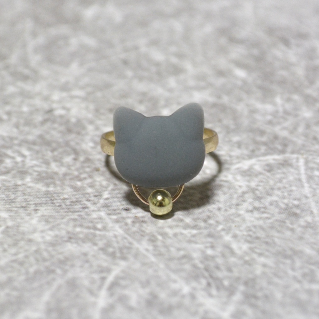 おめかしにゃんこの灰猫リング【選べるリング】ゴールドorシルバー【フリーサイズ】