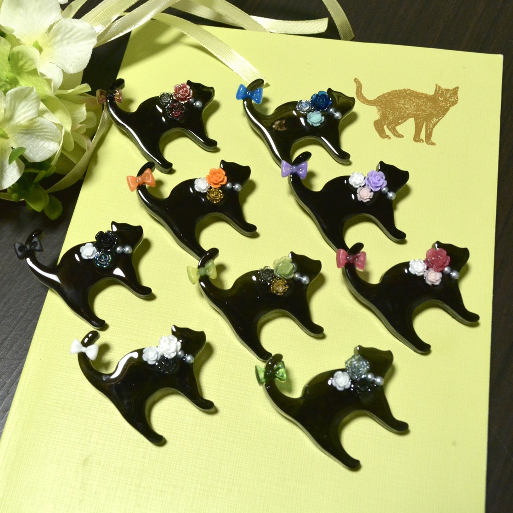 推し色コーデの黒猫ブローチ【選べるカラー】（全9色）