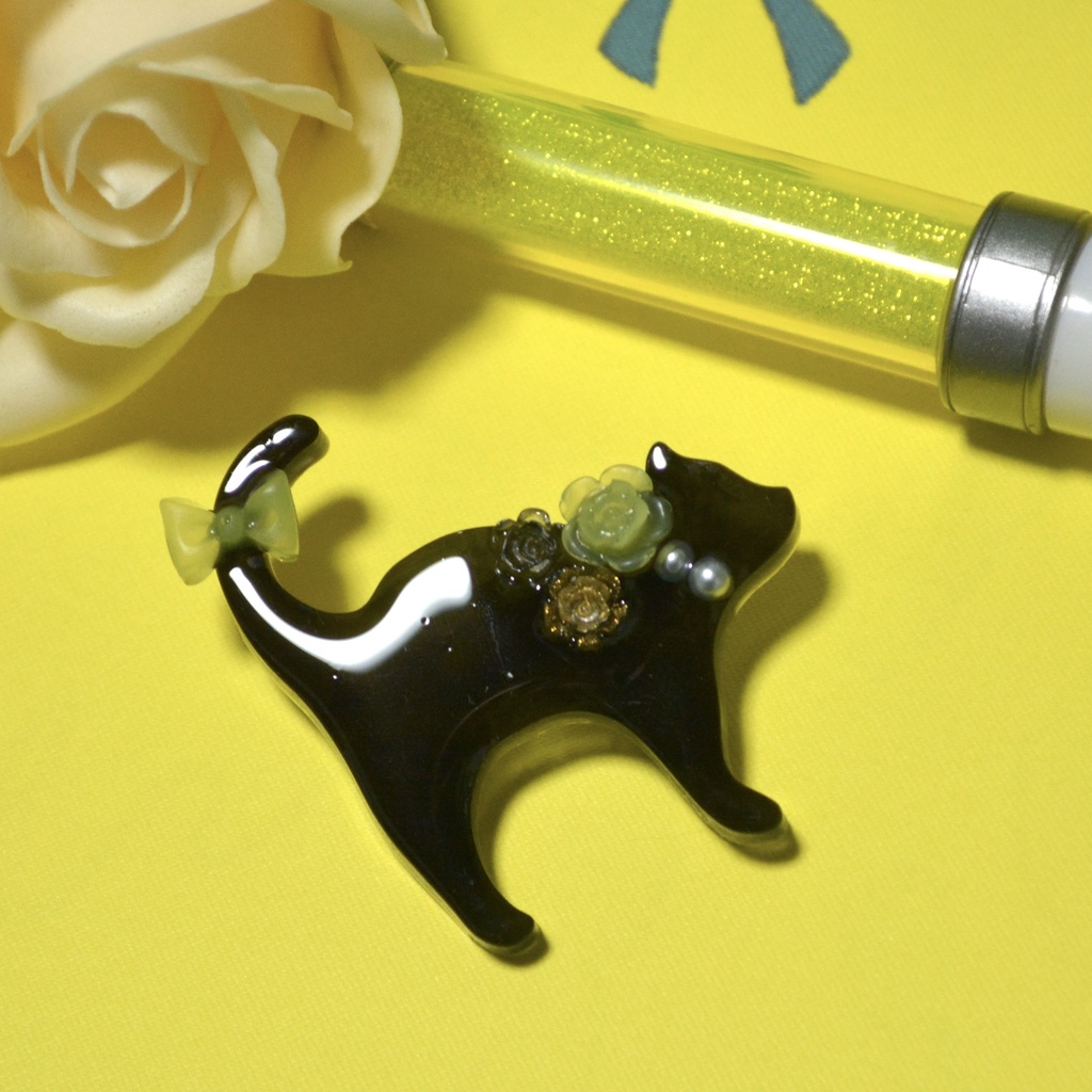 推し色コーデの黒猫ブローチ【選べるカラー】(全9色)