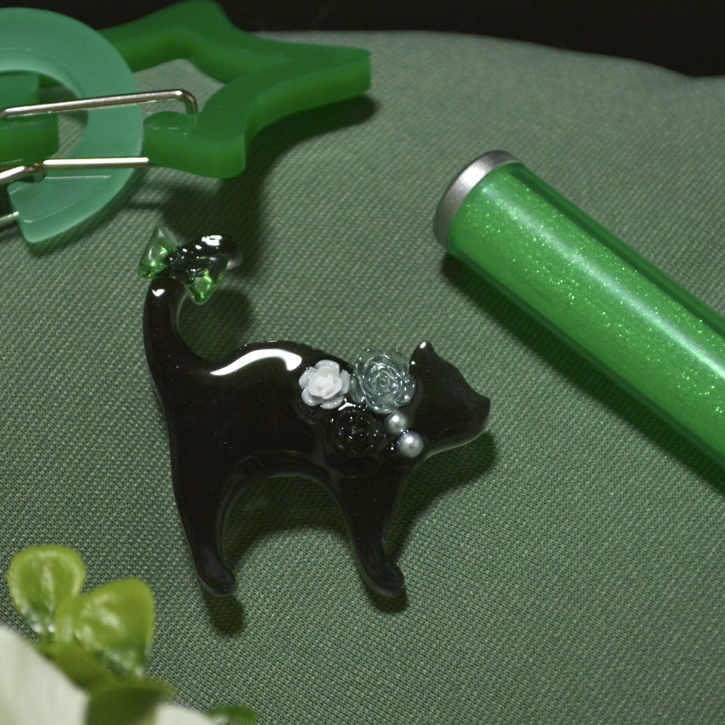 推し色コーデの黒猫ブローチ【選べるカラー】(全9色)