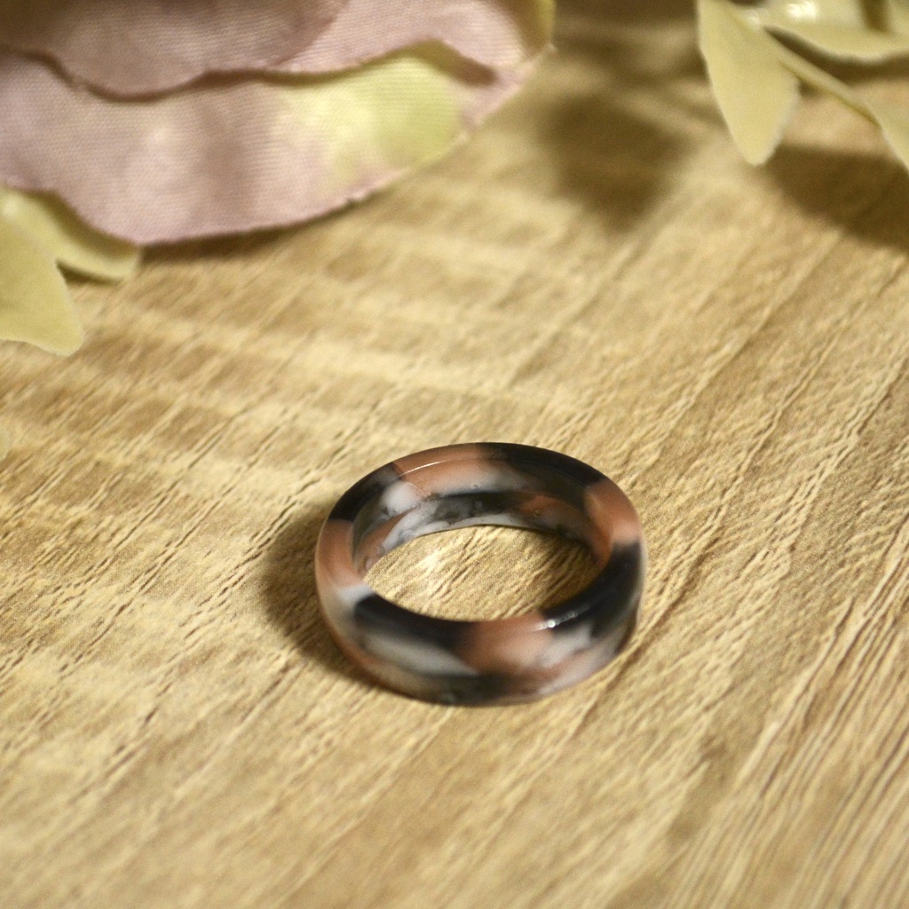 三毛猫みたいな色のべっ甲柄リング