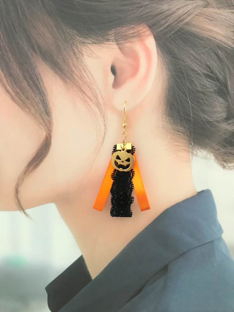 ハロウィンチャームのピアス(イヤリング・チタンフック変更可)