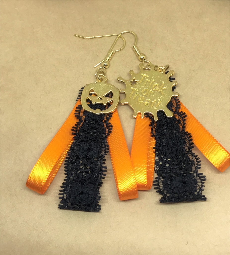 ハロウィンチャームのピアス(イヤリング・チタンフック変更可)