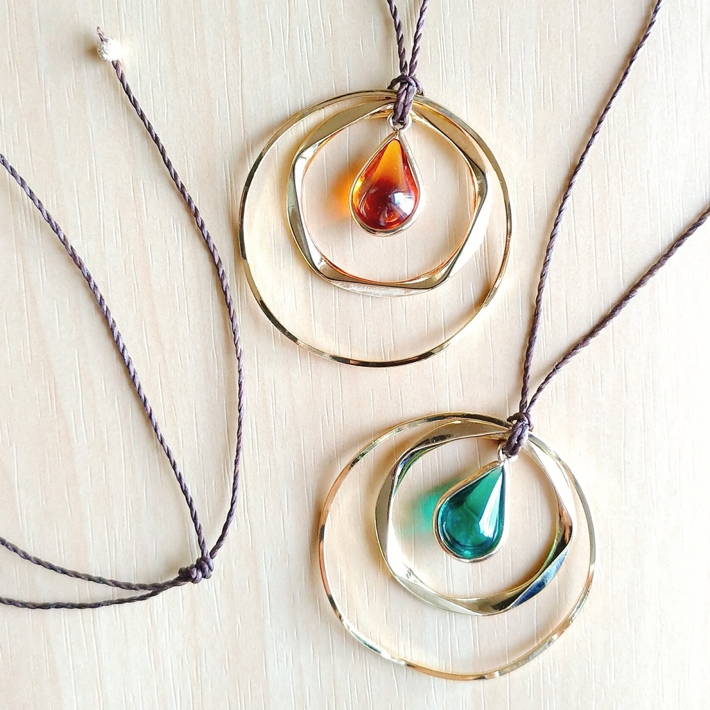 しずくガラスのペンダント