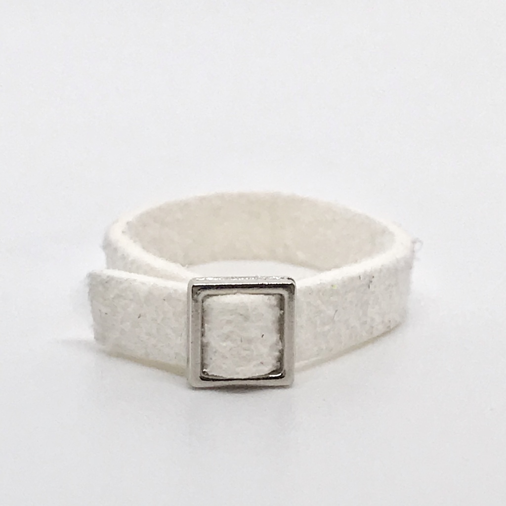 ＊オビツ11サイズ お洋服　単品　ベルト　スエード　白　四角バックル＊