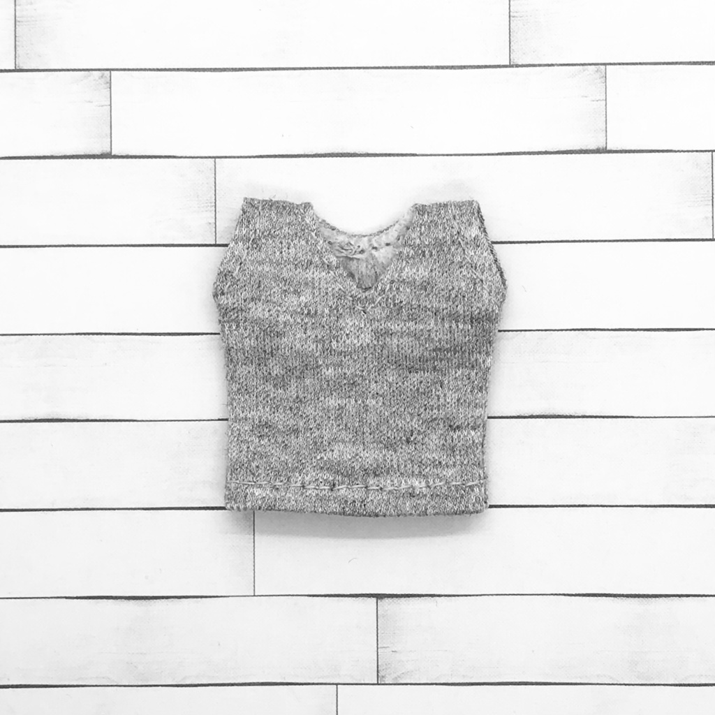 ＊オビツ11サイズ お洋服　単品　ノースリーブ　グレー　Ｖネック＊