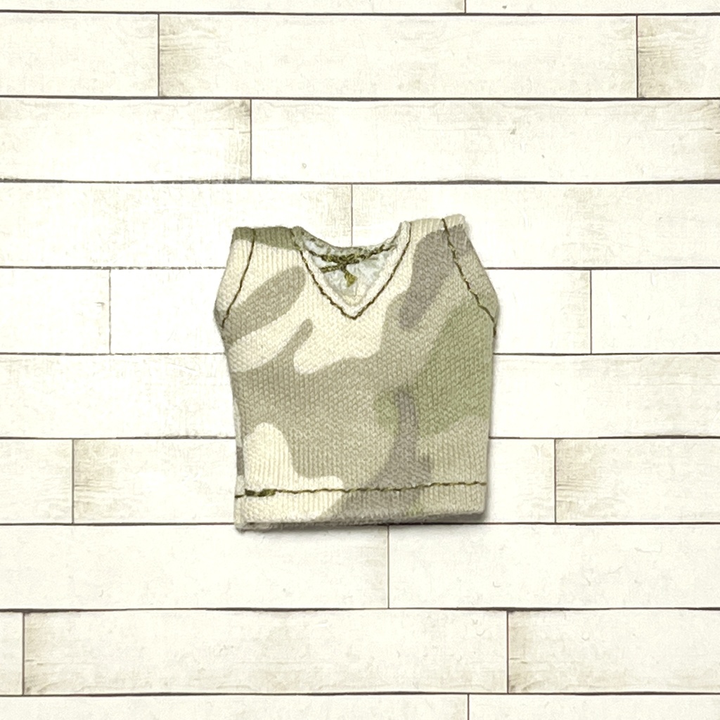 ＊オビツ11サイズ お洋服　単品　ノースリーブ　迷彩　Ｖネック＊