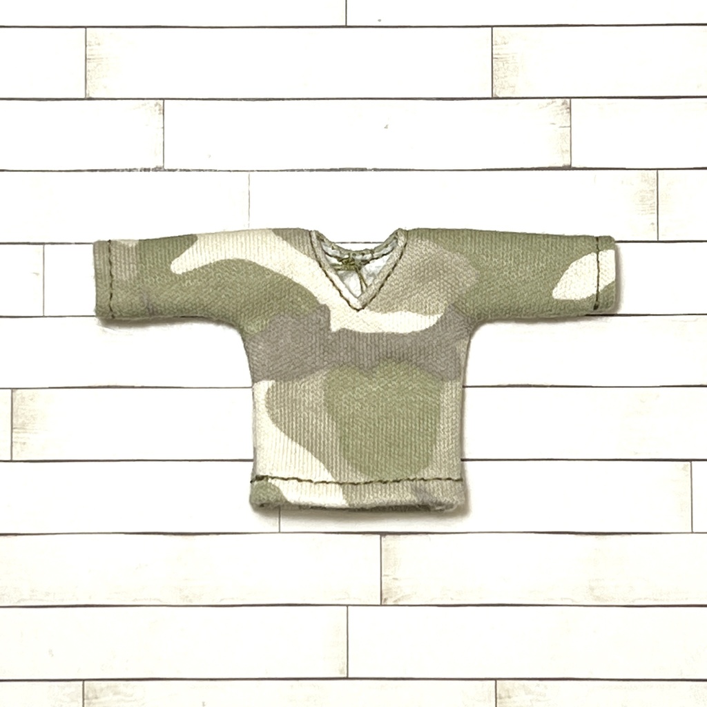 ＊オビツ11サイズ お洋服　単品　ロングＴシャツ　迷彩　Ｖネック＊