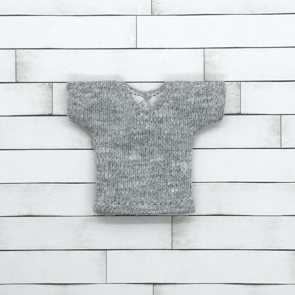 オビツ11サイズ お洋服　単品半袖Tシャツ　グレー　Vネック