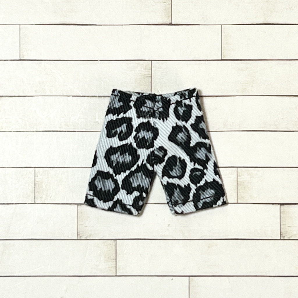 ＊オビツ11サイズ お洋服　単品　パンツ　ヒョウ柄　グレー×ヒョウ柄グレー　ハーフ丈＊