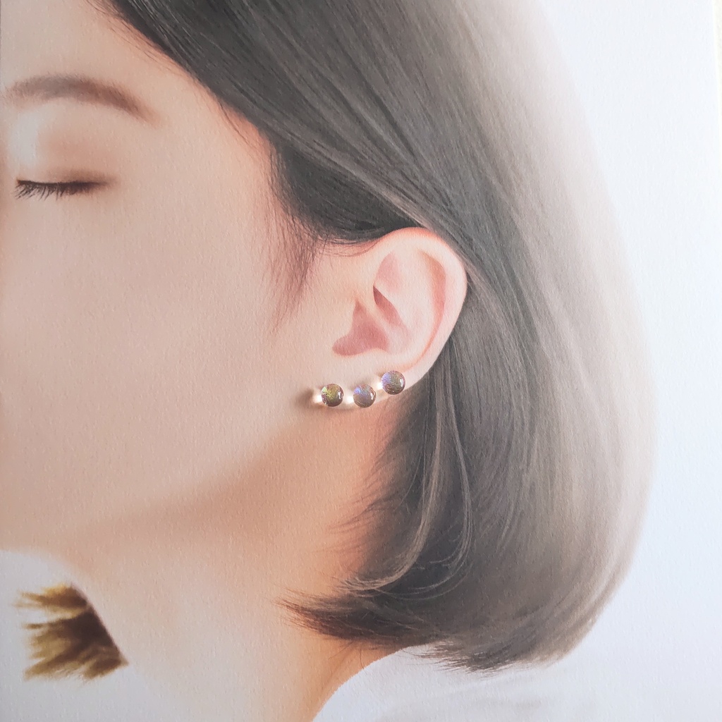 オーロラみたいに光るピアス〈シルバー〉1ペア