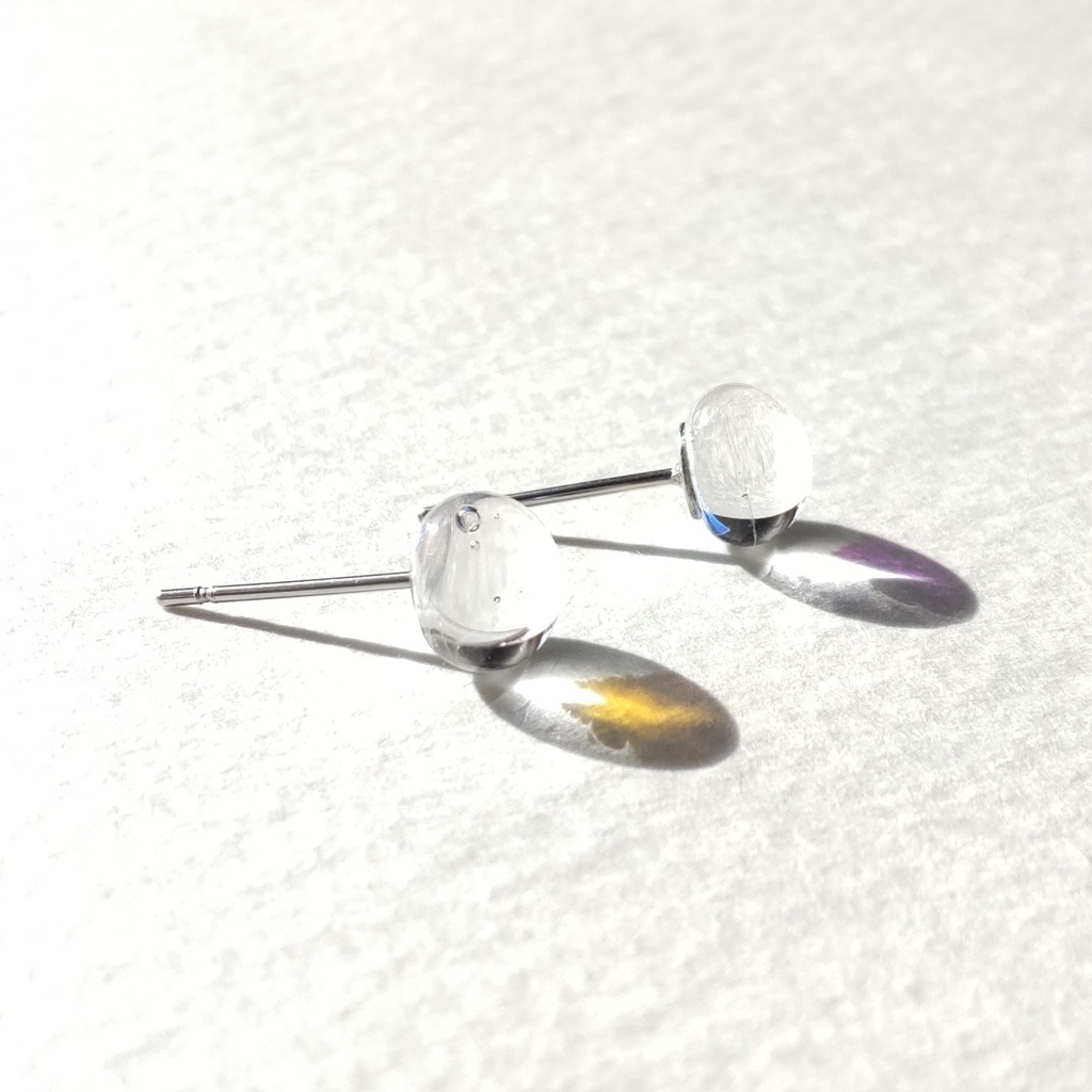 オーロラみたいに光るピアス〈シルバー〉1ペア