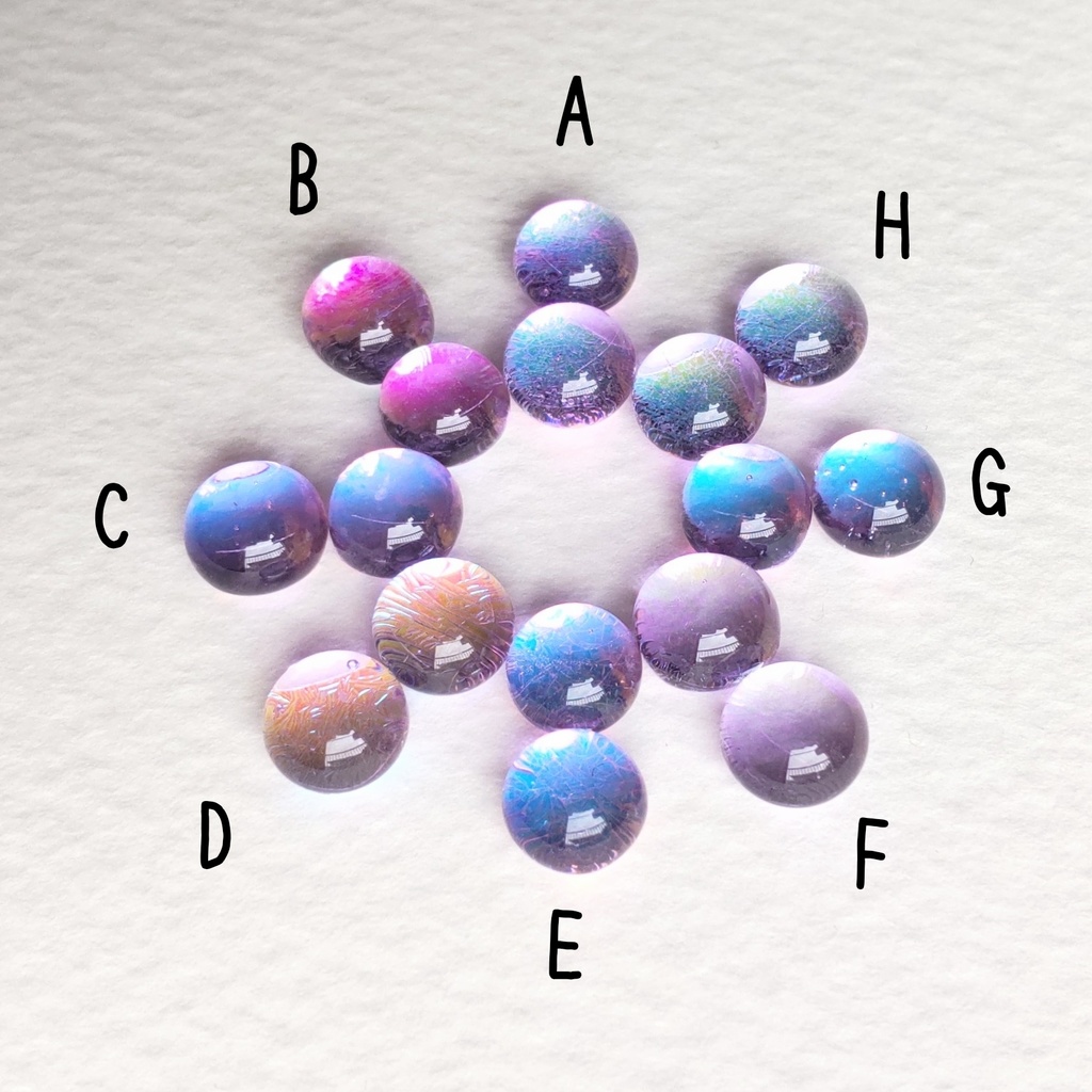 色が変わるキラキラガラスナギットのピアス 1ペア