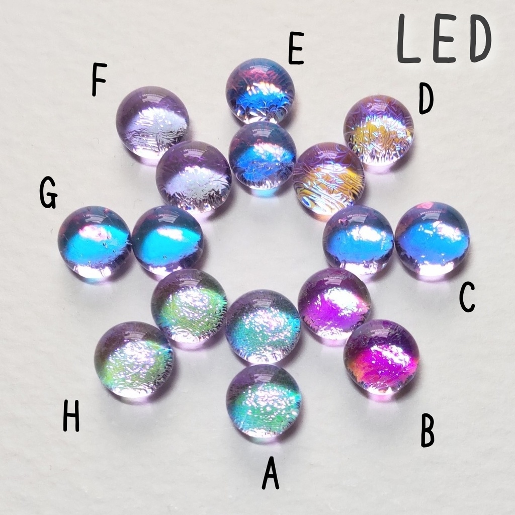 色が変わるキラキラガラスナギットのピアス 1ペア