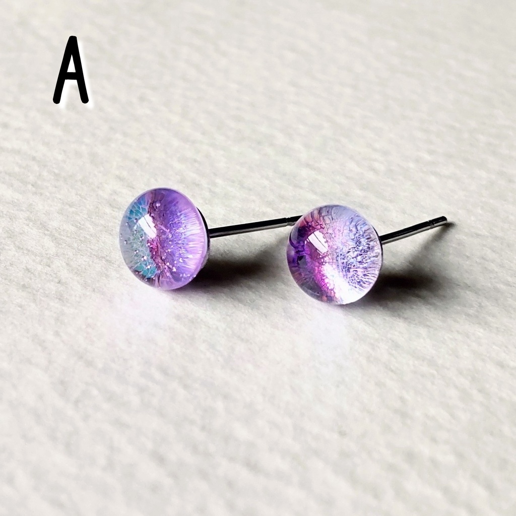 色が変わるキラキラガラスナギットのピアス 1ペア