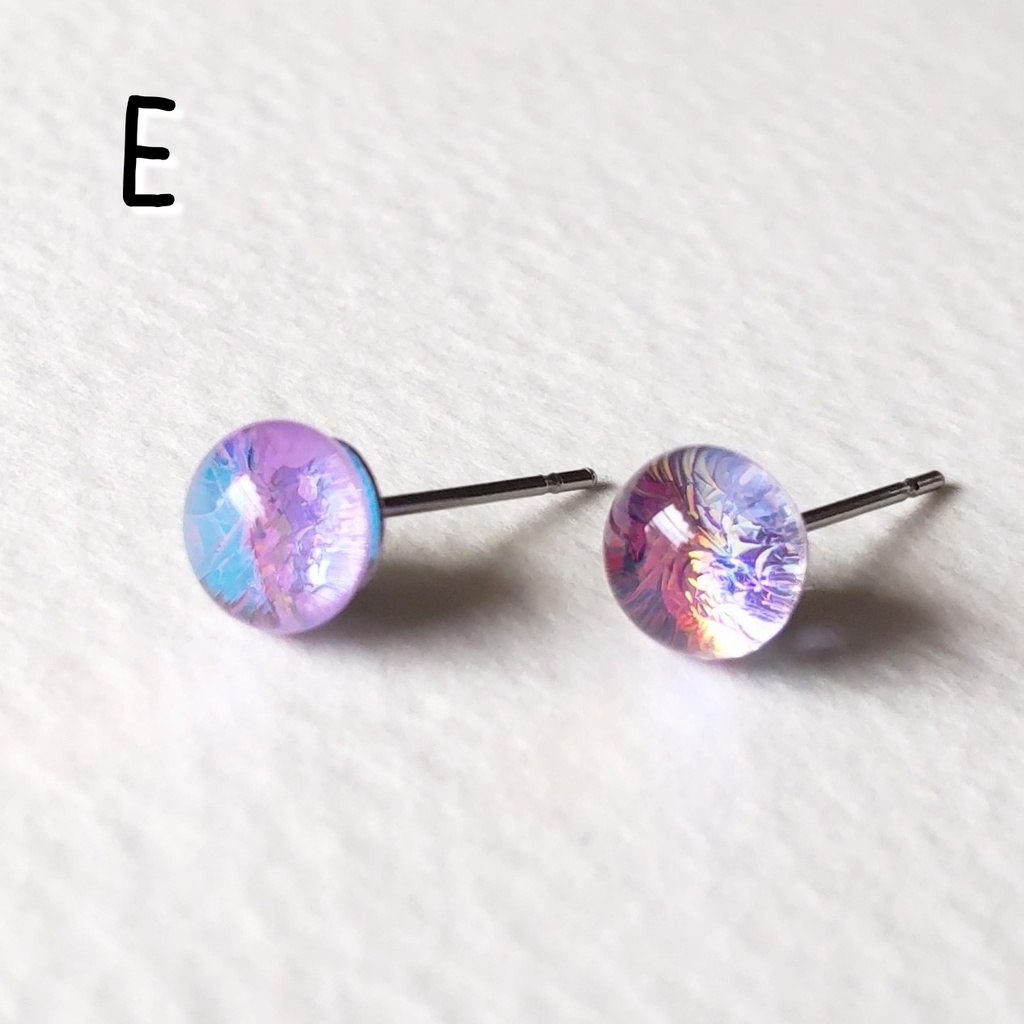 色が変わるキラキラガラスナギットのピアス 1ペア