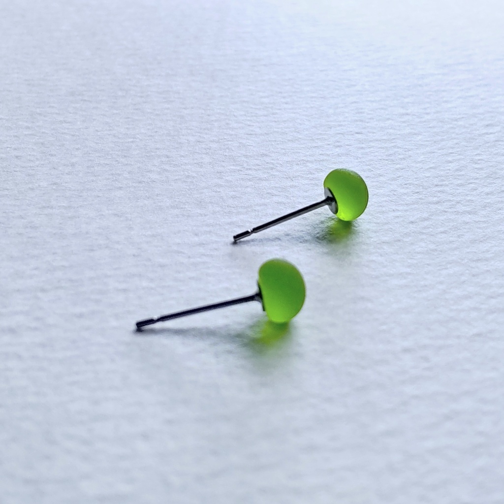 シーグラスみたいなガラスナギットのピアス 1ペア