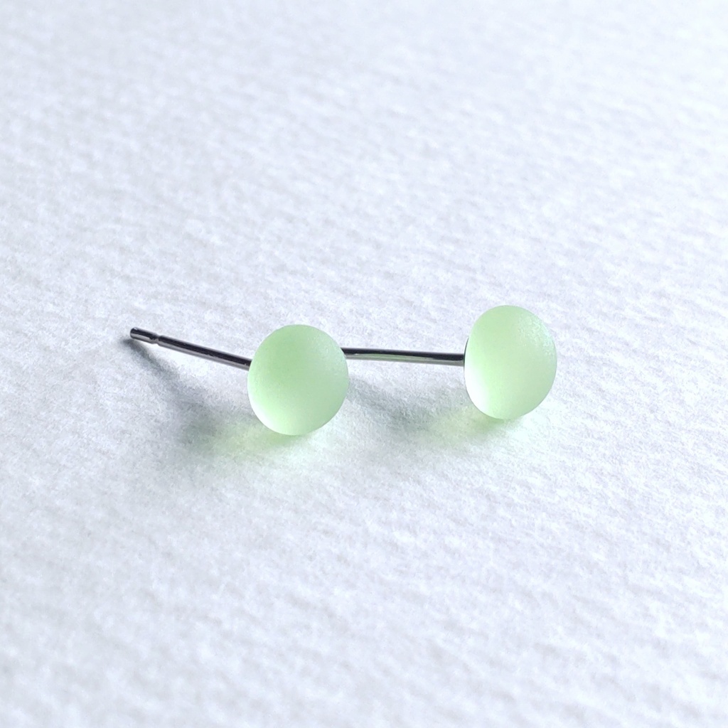 シーグラスみたいなガラスナギットのピアス 1ペア