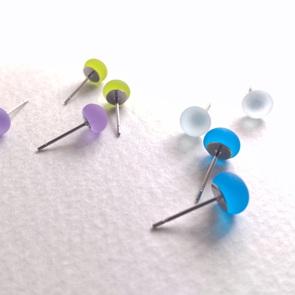 シーグラスみたいなガラスナギットのピアス 1ペア