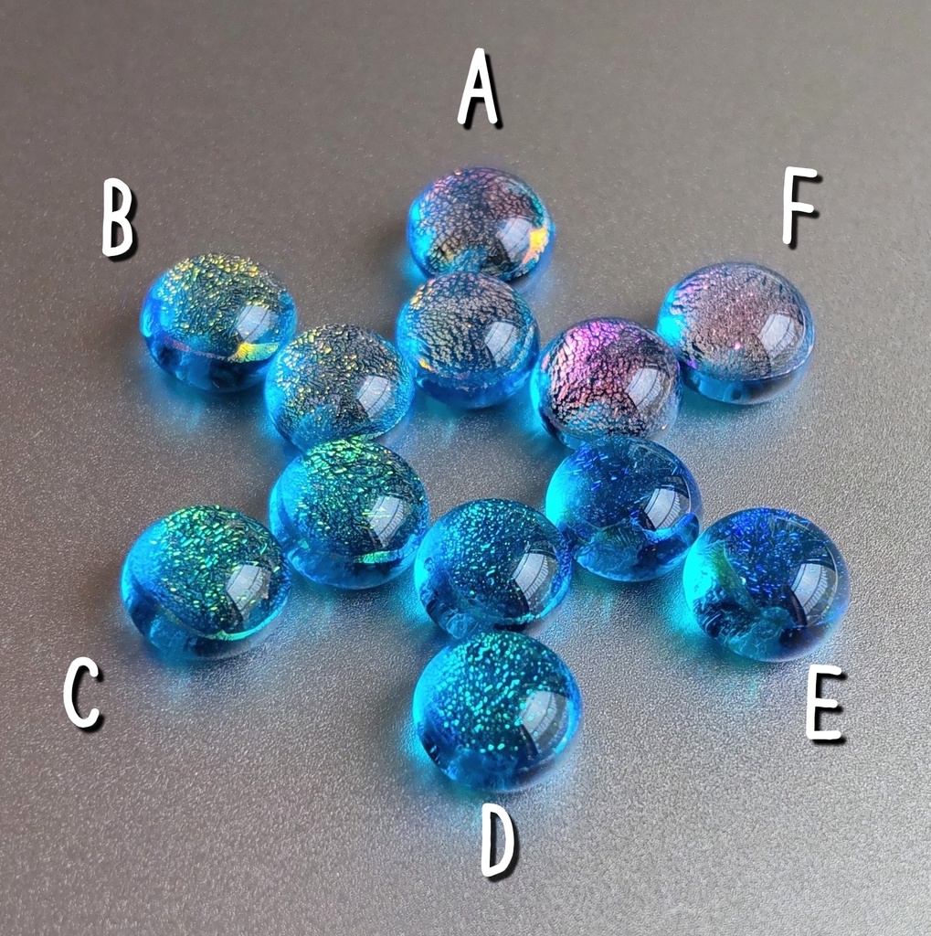 ターコイズブルーのキラキラピアス 1ペア