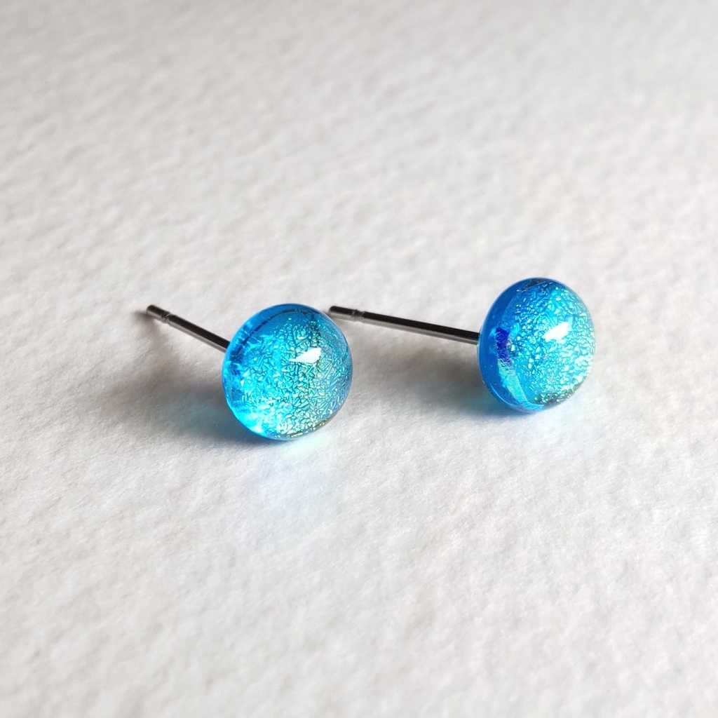 ターコイズブルーのキラキラピアス 1ペア