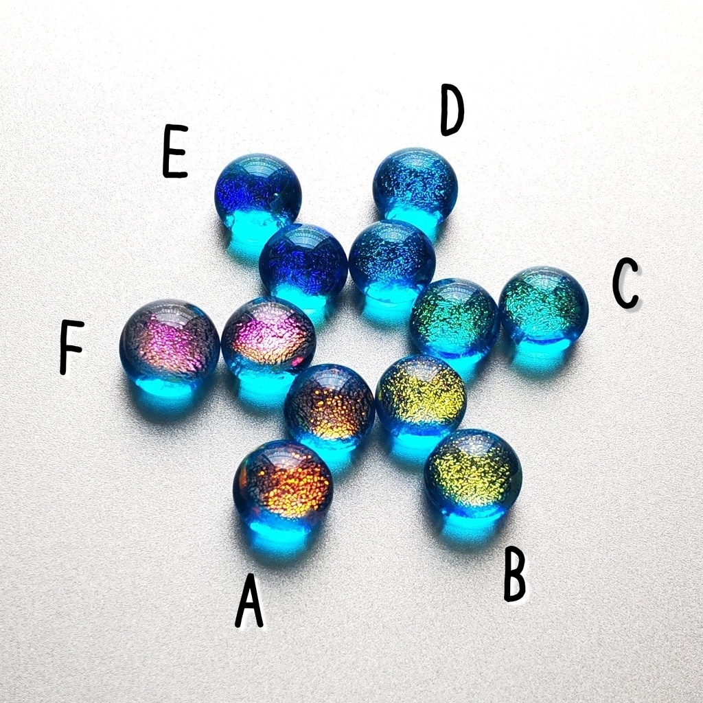 ターコイズブルーのキラキラピアス 1ペア