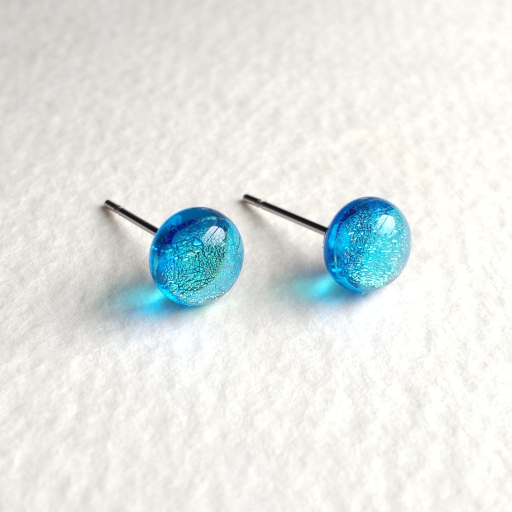ターコイズブルーのキラキラピアス 1ペア