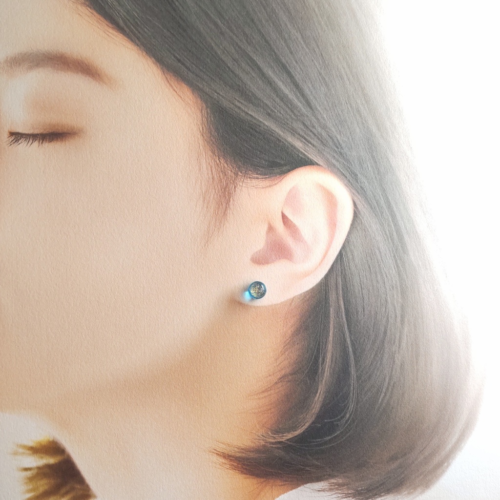 ターコイズブルーのキラキラピアス 1ペア