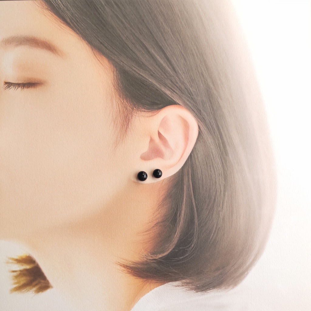 黒のガラスナギットのピアス1ペア