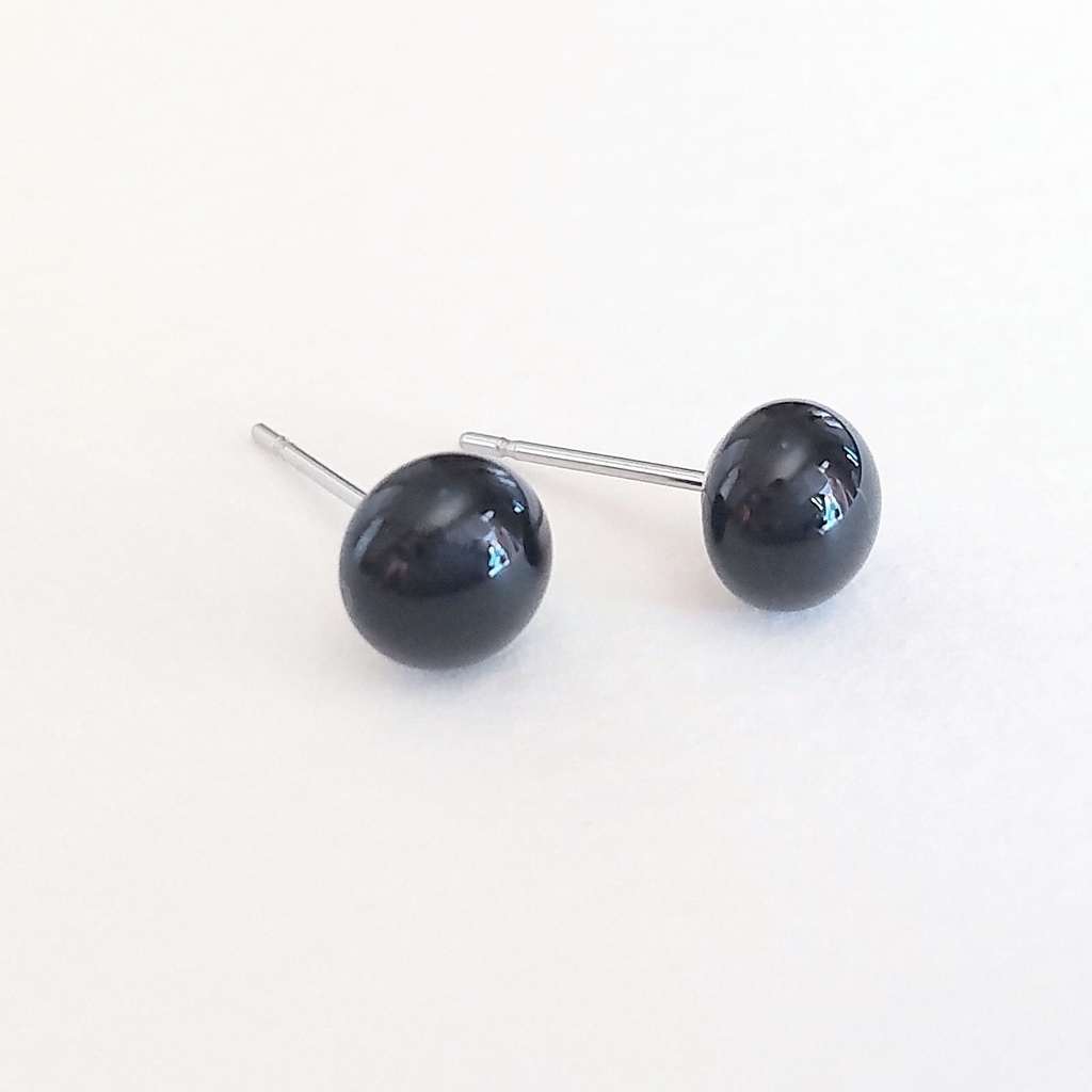 黒のガラスナギットのピアス1ペア