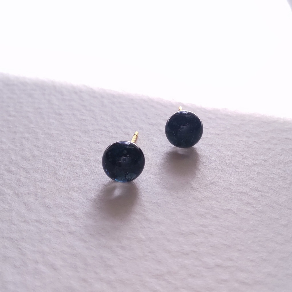 ダークブルーのガラスナギットの星空ピアス
