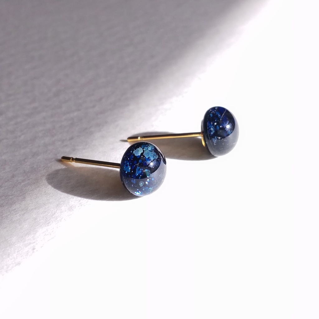 ダークブルーのガラスナギットの星空ピアス