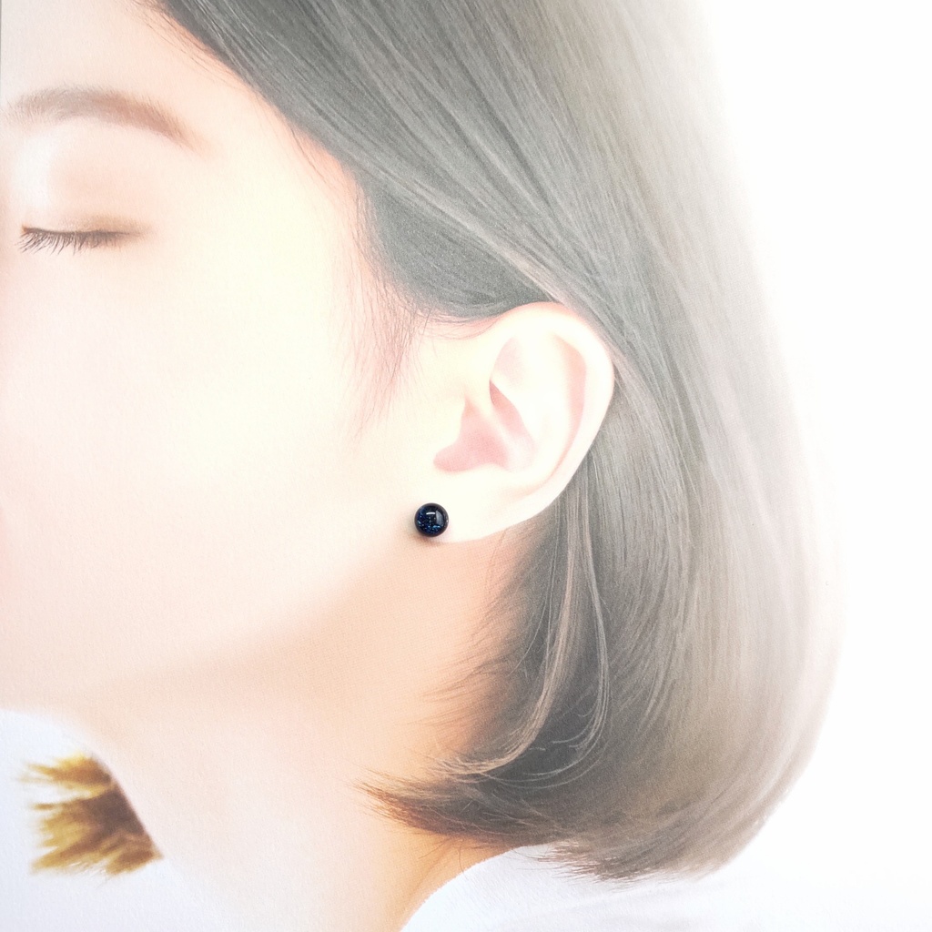 ダークブルーのガラスナギットの星空ピアス