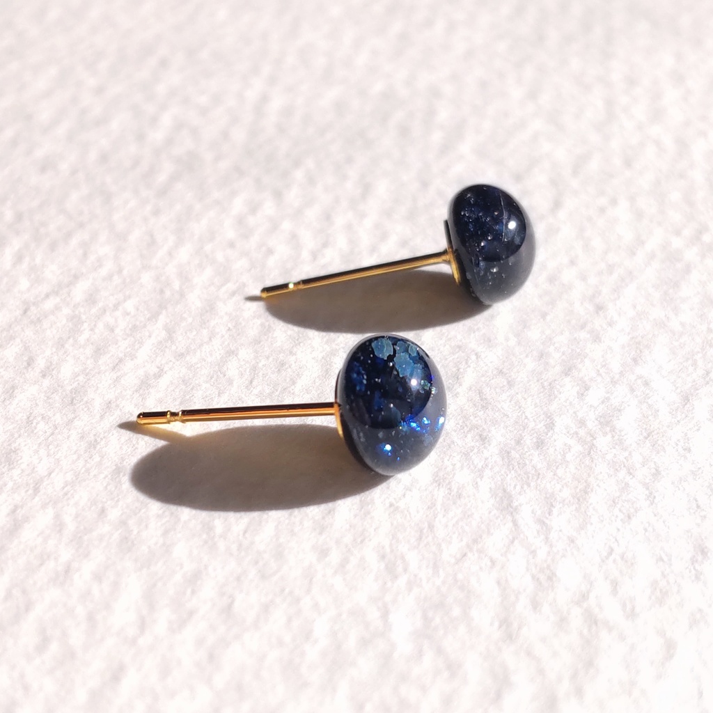 ダークブルーのガラスナギットの星空ピアス