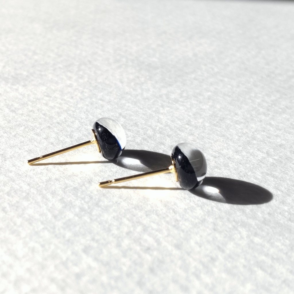 ダークブルーのガラスナギットの星空ピアス