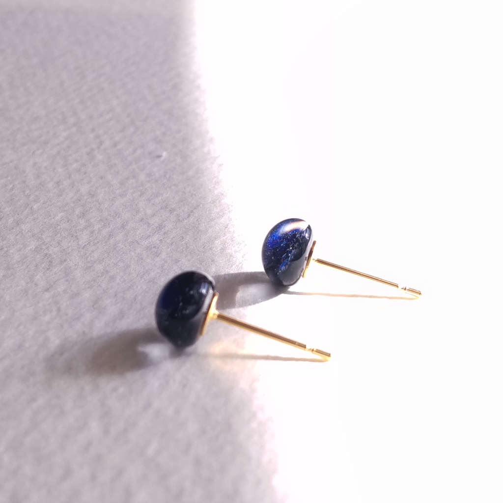 ダークブルーのガラスナギットの星空ピアス