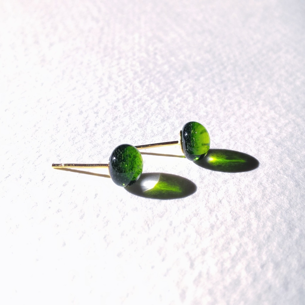 グリーンアベンチュリンみたいなガラスナギットのピアス