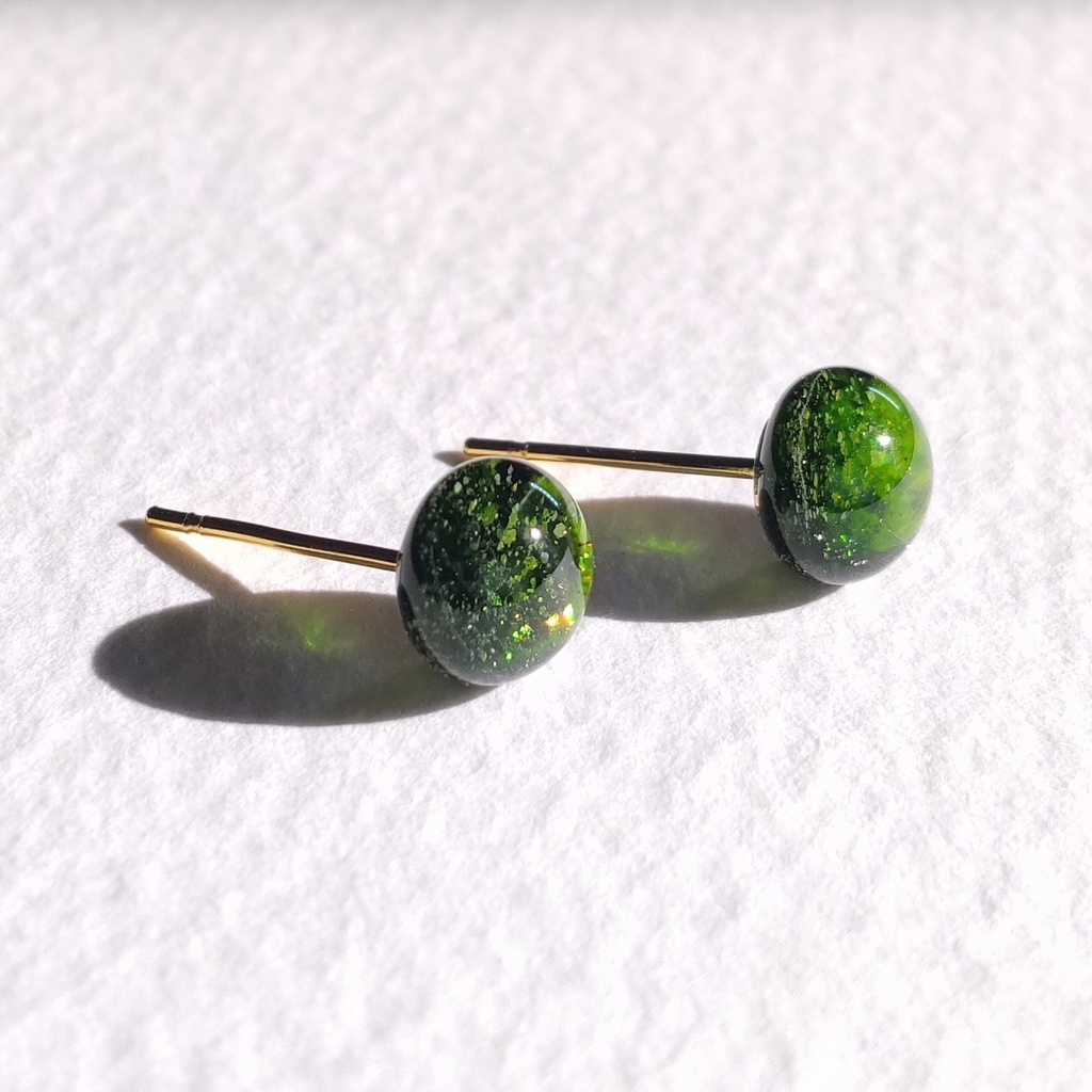 グリーンアベンチュリンみたいなガラスナギットのピアス