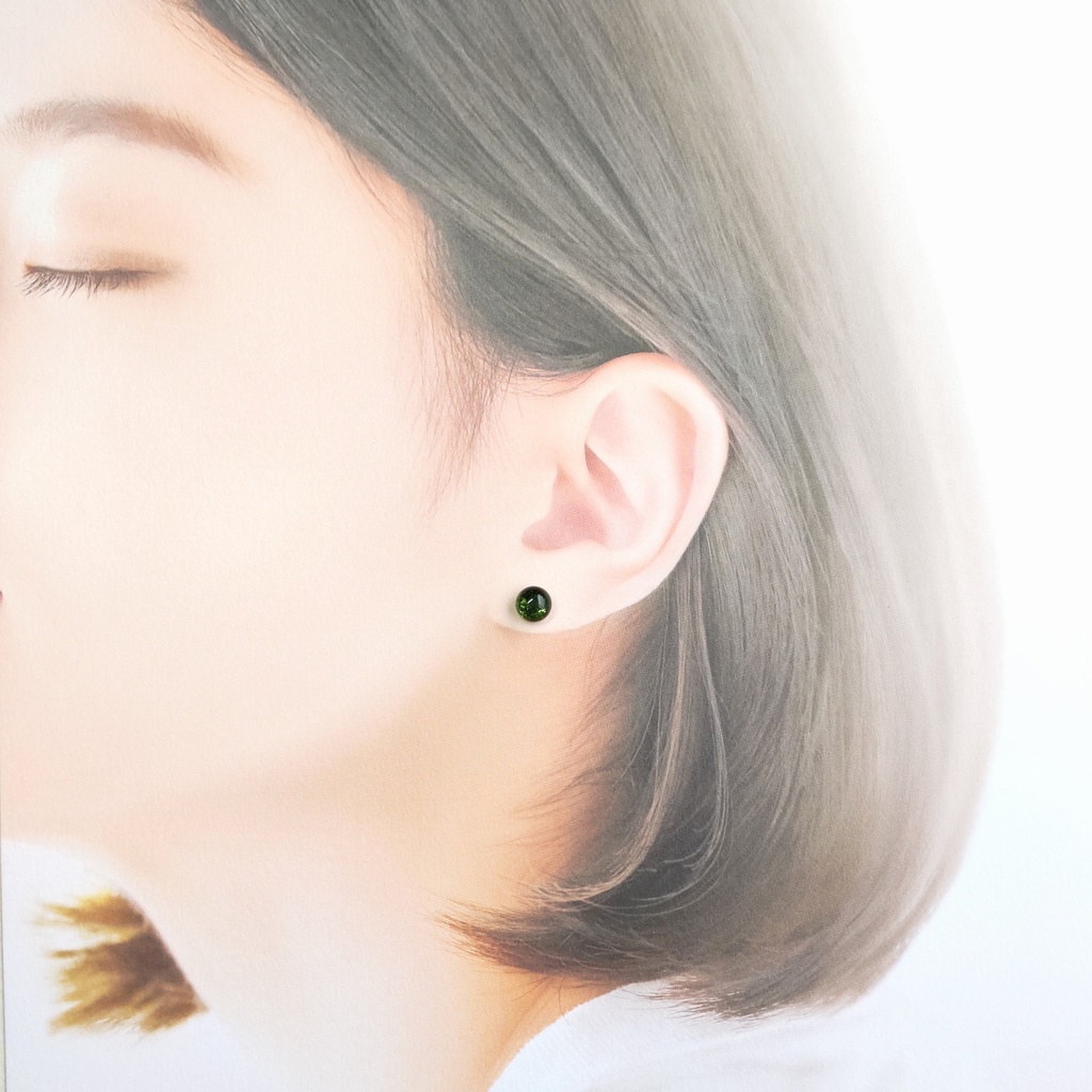 グリーンアベンチュリンみたいなガラスナギットのピアス