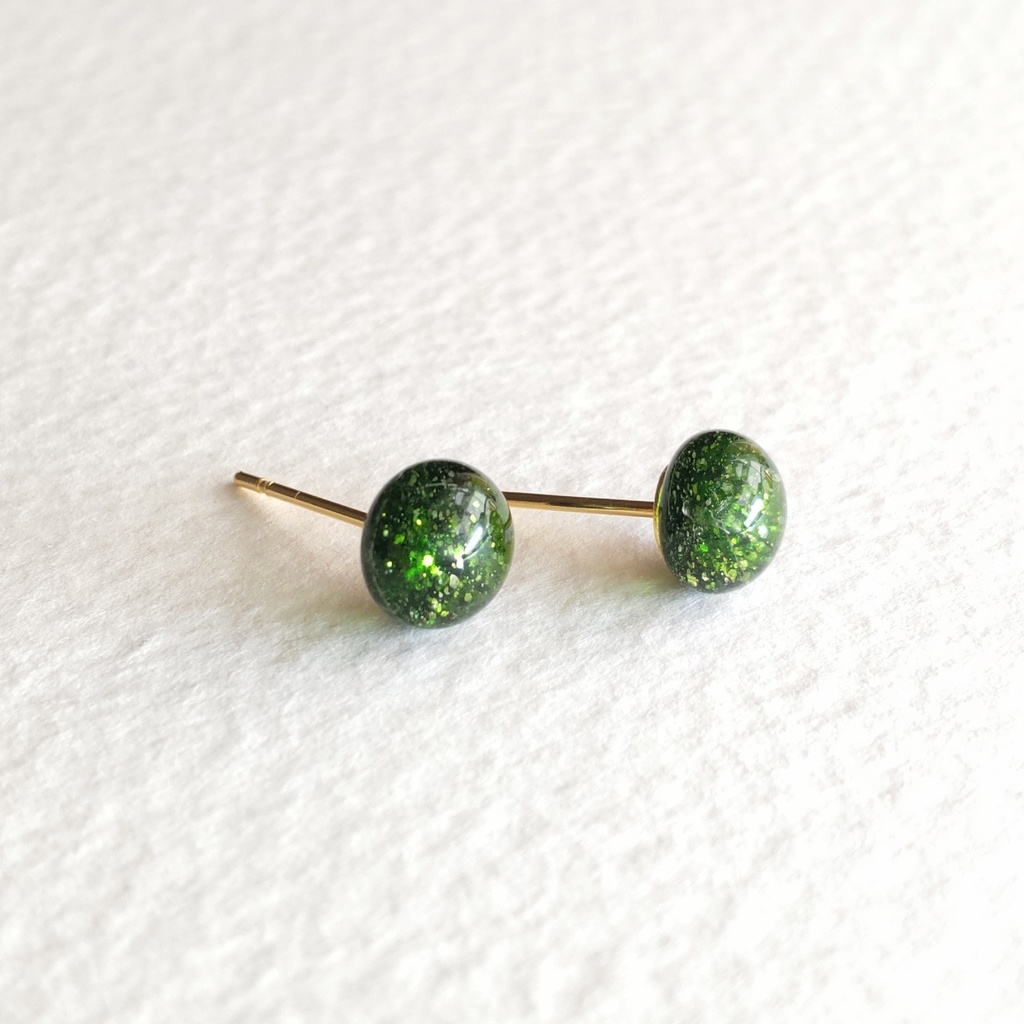 グリーンアベンチュリンみたいなガラスナギットのピアス