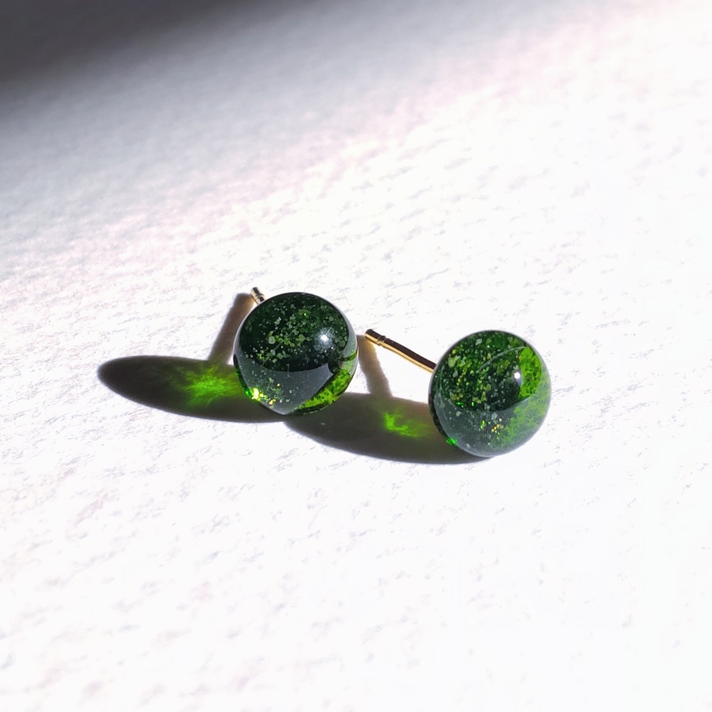 グリーンアベンチュリンみたいなガラスナギットのピアス
