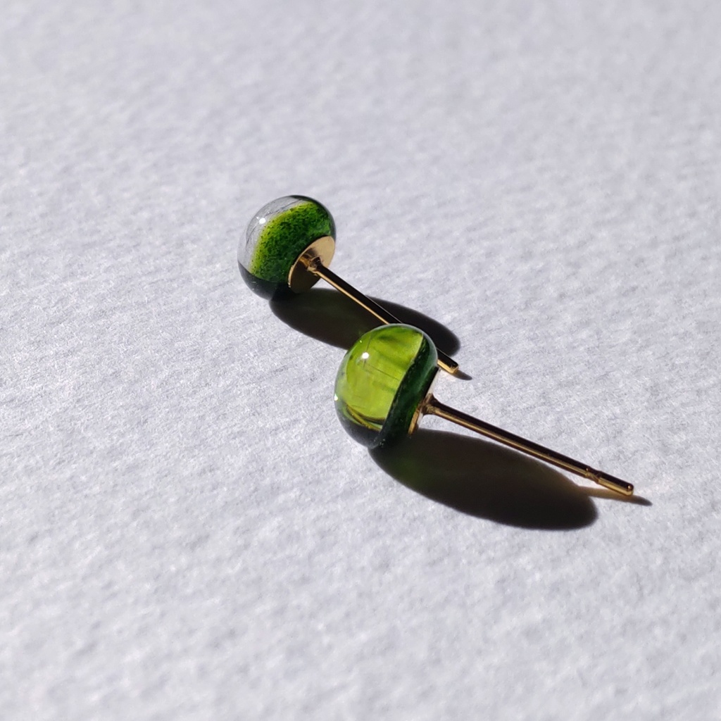 グリーンアベンチュリンみたいなガラスナギットのピアス