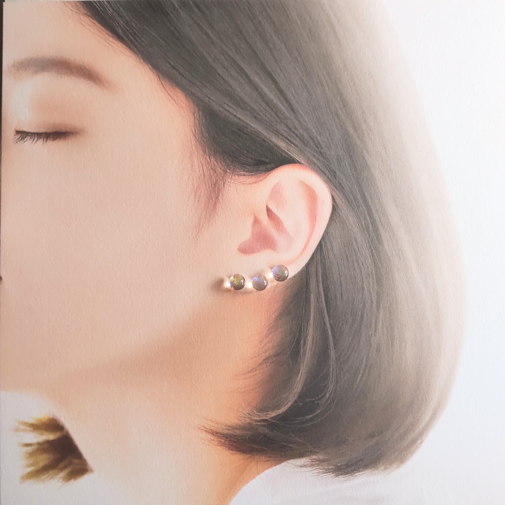 オーロラみたいに光るピアス〈ゴールド〉1ペア