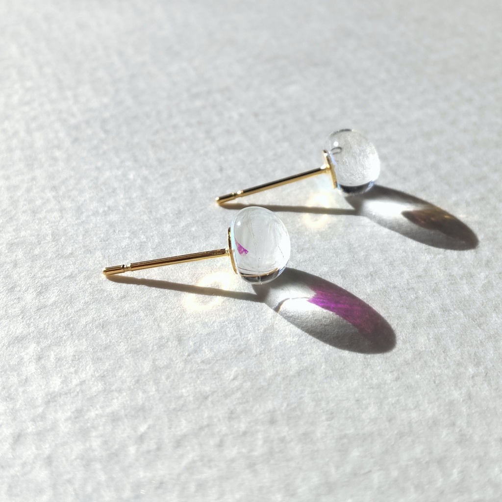 オーロラみたいに光るピアス〈ゴールド〉1ペア