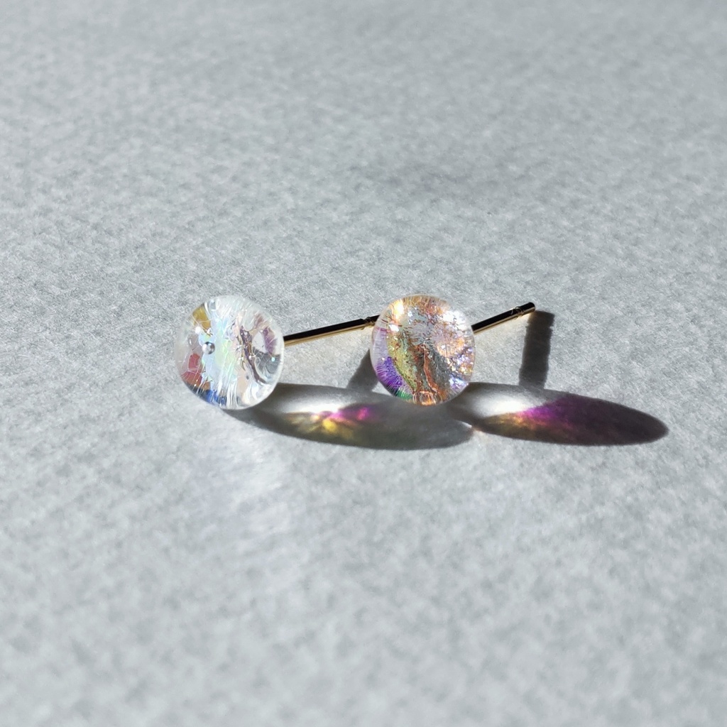 オーロラみたいに光るピアス〈ゴールド〉1ペア